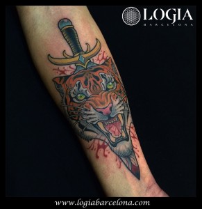 Tatuaje www.logiabarcelona.com Tattoo Ink tatuaje de daga y tigre 041  